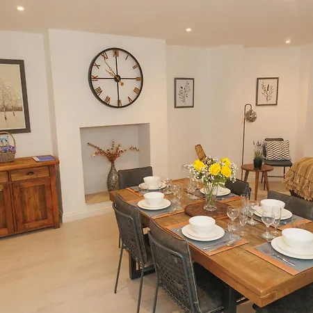Rare 3-Bed, 3 Bath House, 2 En-Suites, Free Parking, Harrogate * Harrogate