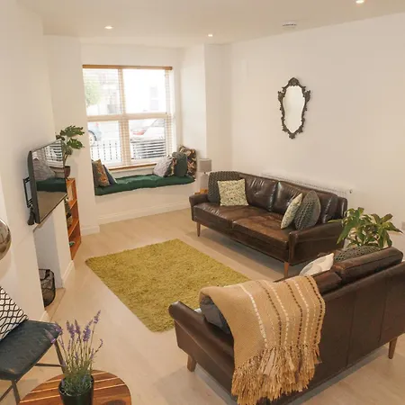 Rare 2 En-suite, 3 Bed House, Free Parking, Nyaraló