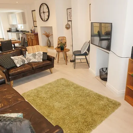 Rare 2 En-suite, 3 Bed House, Free Parking, Nyaraló