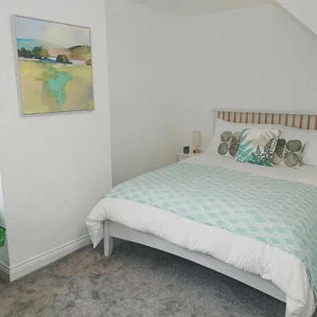 Rare 2 En-suite, 3 Bed House, Free Parking, *