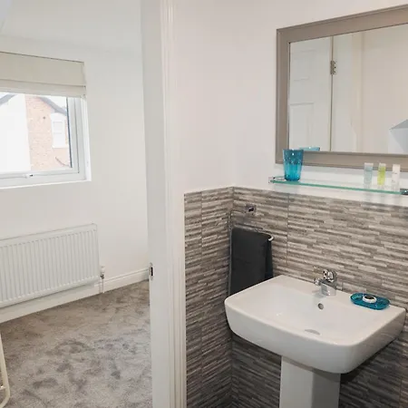 Rare 3-Bed, 3 Bath House, 2 En-Suites, Free Parking, Harrogate