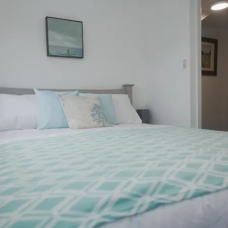Rare 2 En-suite, 3 Bed House, Free Parking, Nyaraló *