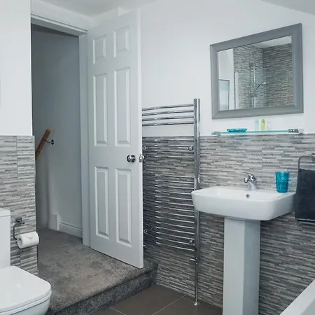 Rare 3-Bed, 3 Bath House, 2 En-Suites, Free Parking, Harrogate Hébergement de vacances Harrogate