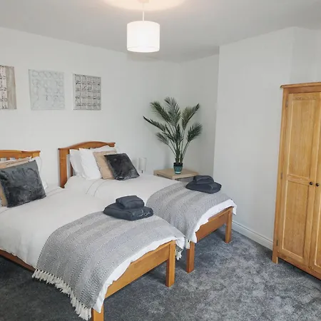 Rare 2 En-suite, 3 Bed House, Free Parking, *