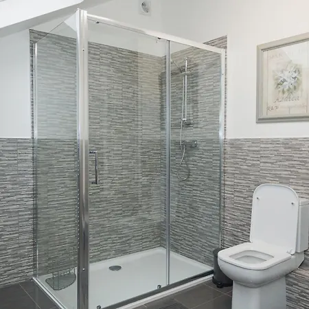 Rare 3-Bed, 3 Bath House, 2 En-Suites, Free Parking, Harrogate