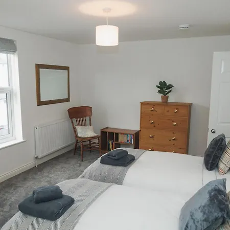 Rare 2 En-suite, 3 Bed House, Free Parking, Nyaraló *