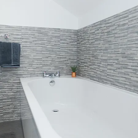 Rare 3-Bed, 3 Bath House, 2 En-Suites, Free Parking, Harrogate