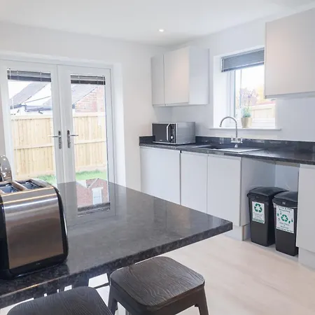 Rare 3-Bed, 3 Bath House, 2 En-Suites, Free Parking, Harrogate * Harrogate