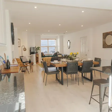 Rare 2 En-suite, 3 Bed House, Free Parking, *
