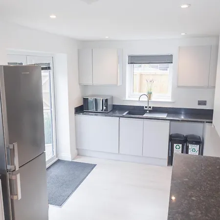 Rare 3-Bed, 3 Bath House, 2 En-Suites, Free Parking, Harrogate