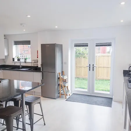 Rare 3-Bed, 3 Bath House, 2 En-Suites, Free Parking, Harrogate